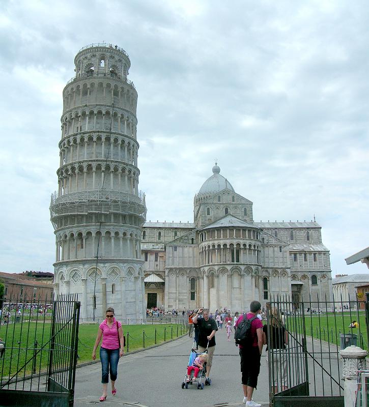 DSCN1733 combined.jpg - The towerbegan to sink after the construction of the 3rd floor in 1178 due to the 3 meter foundation in weak unstable subsoil -- a design faulty from the beinning